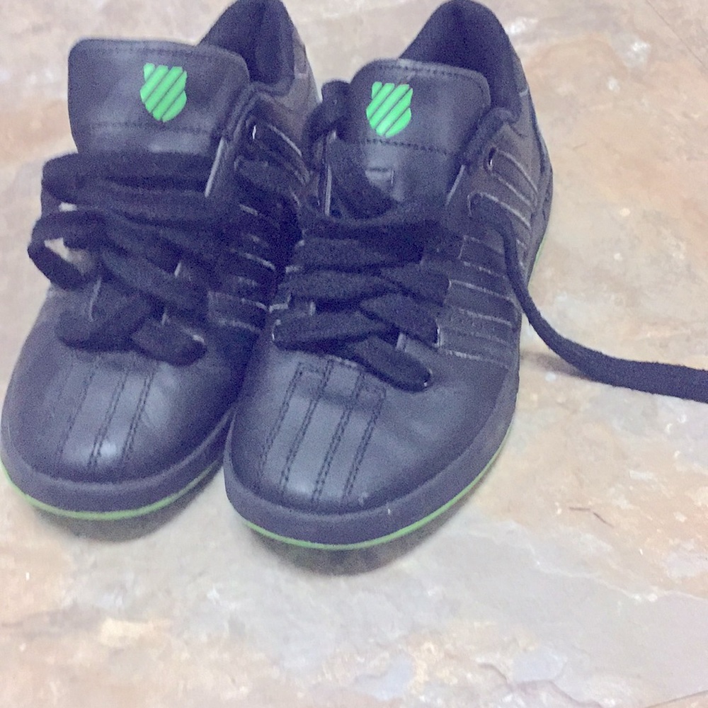 I am selling it cuz they don’t fit anymore